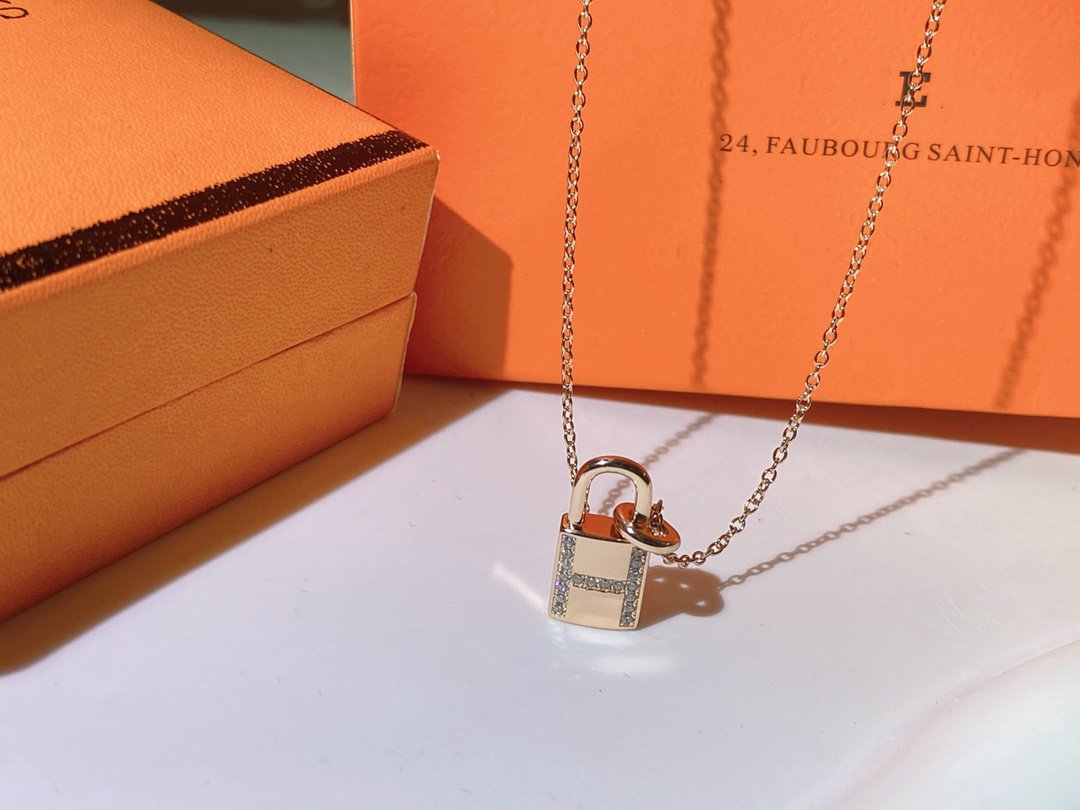 ˇGilded EraˇHM ADVANCED NICHE LOCK HEAD NECKLACE DIAMONDS