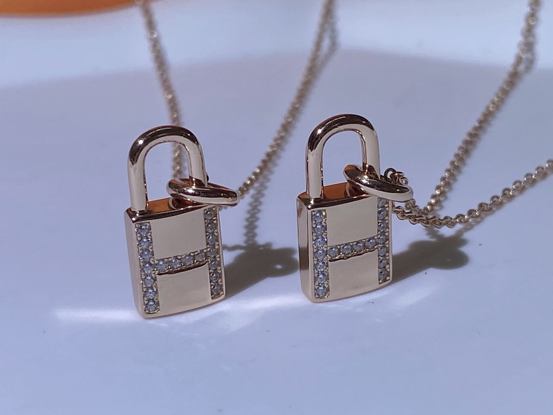 ˇGilded EraˇHM ADVANCED NICHE LOCK HEAD NECKLACE DIAMONDS