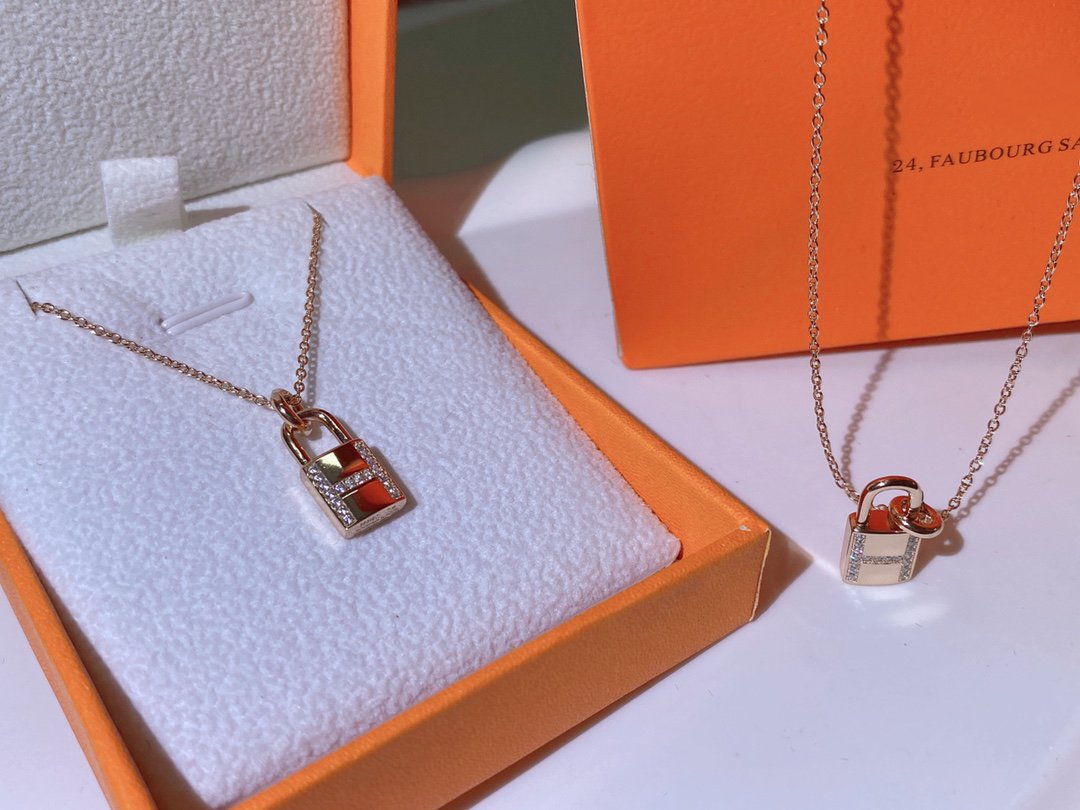 ˇGilded EraˇHM ADVANCED NICHE LOCK HEAD NECKLACE DIAMONDS