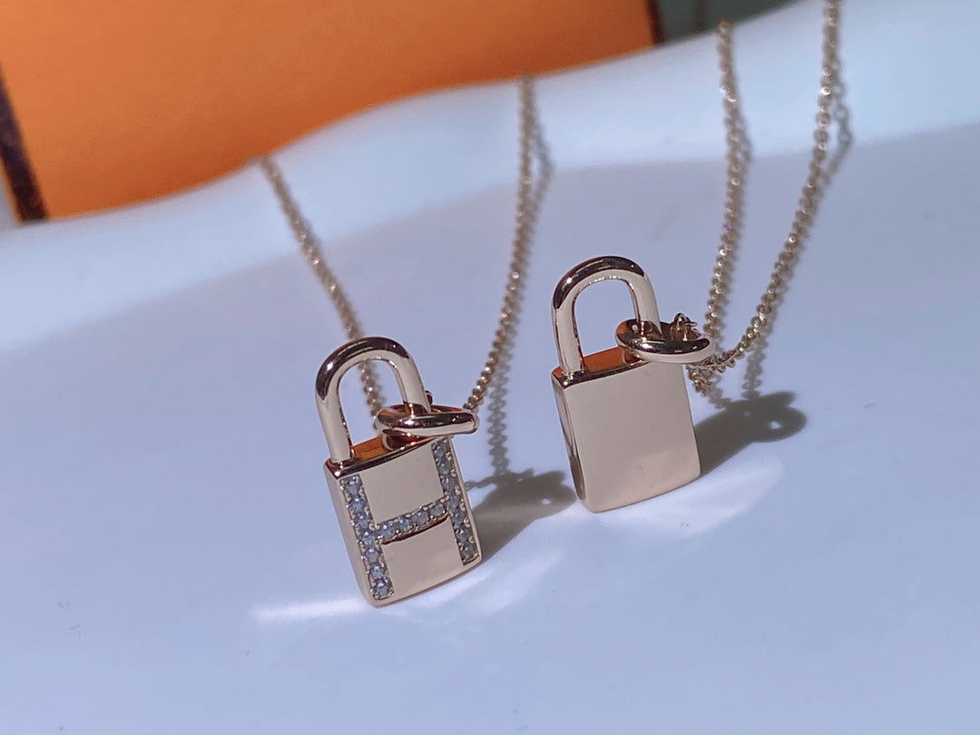 ˇGilded EraˇHM ADVANCED NICHE LOCK HEAD NECKLACE DIAMONDS