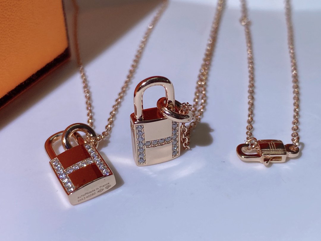 ˇGilded EraˇHM ADVANCED NICHE LOCK HEAD NECKLACE DIAMONDS
