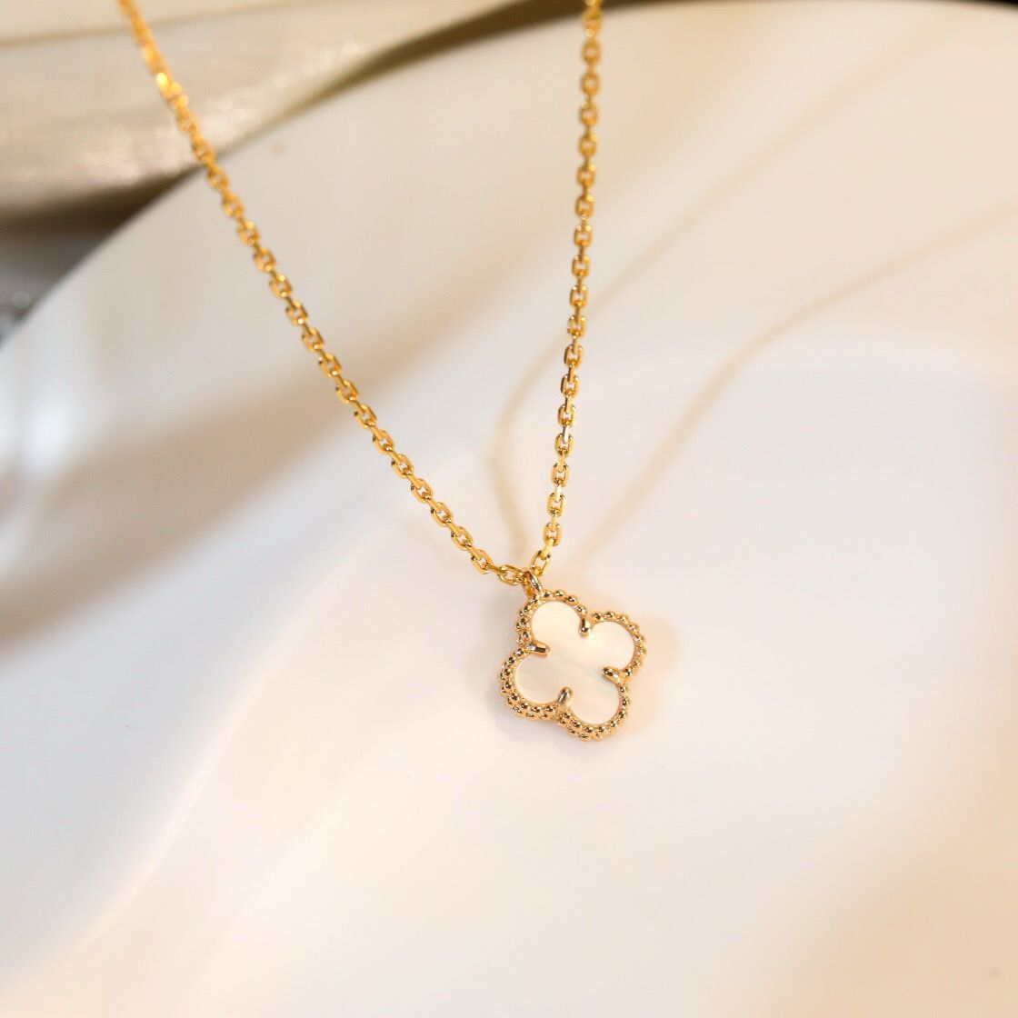 ˇGilded EraˇCLOVER MINI 9.5MM WHITE MOTHER-OF-PEARL NECKLACE