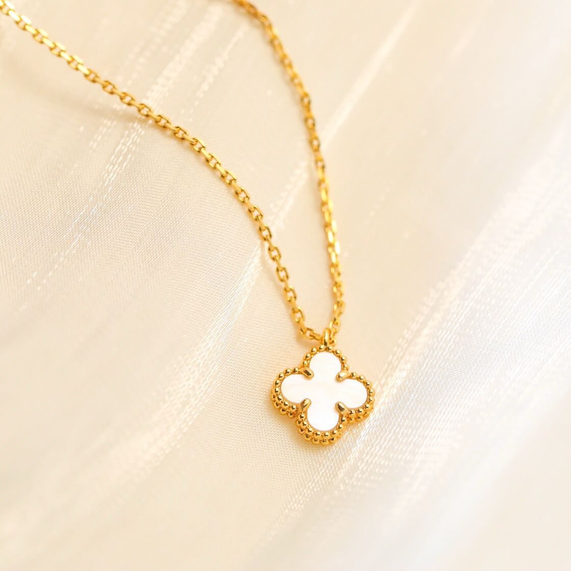 ˇGilded EraˇCLOVER MINI 9.5MM WHITE MOTHER-OF-PEARL NECKLACE