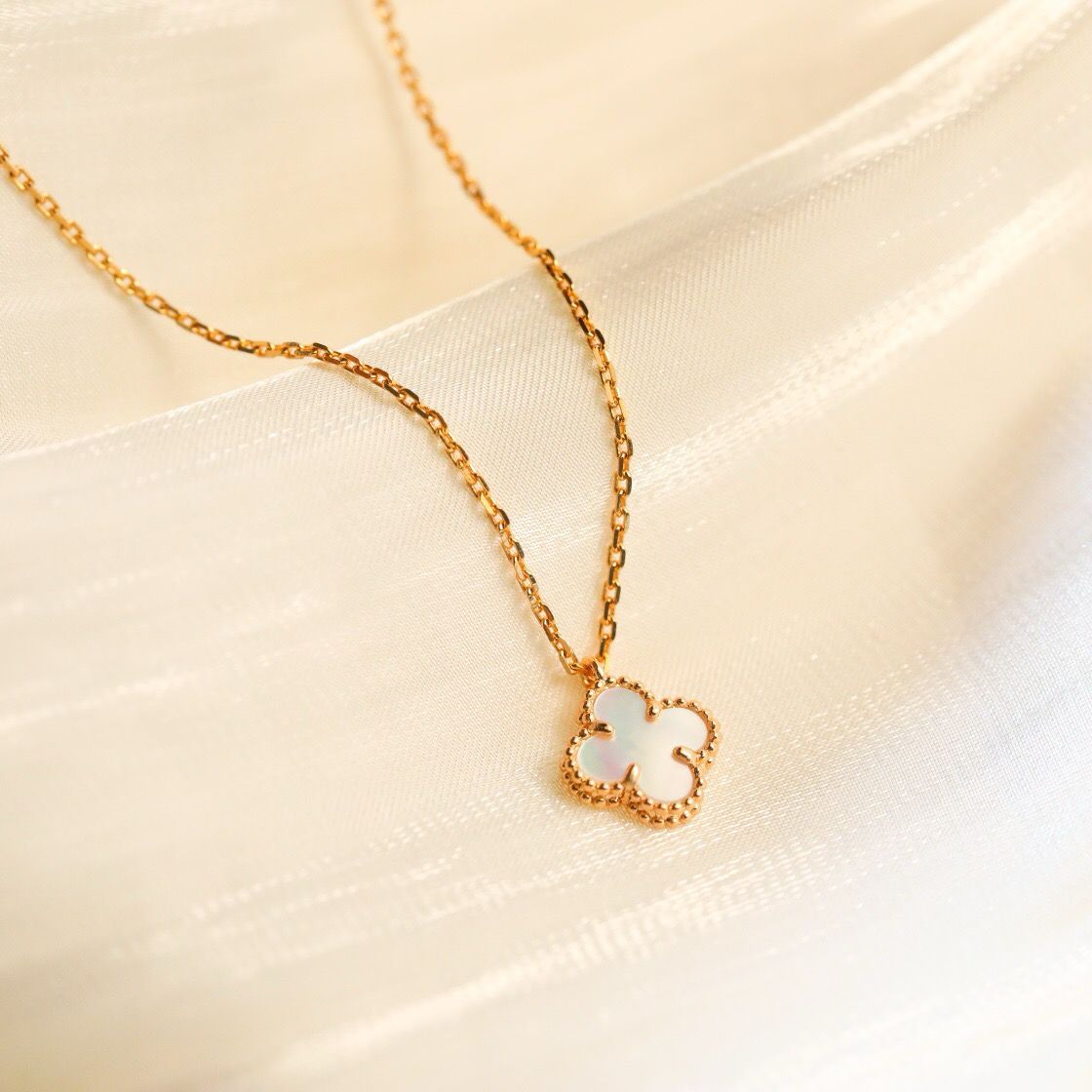 ˇGilded EraˇCLOVER MINI 9.5MM WHITE MOTHER-OF-PEARL NECKLACE