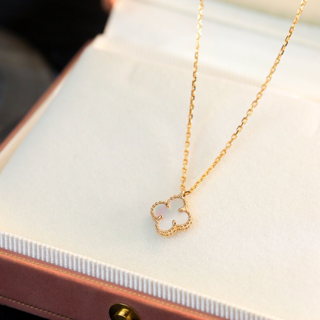 ˇGilded EraˇCLOVER MINI 9.5MM WHITE MOTHER-OF-PEARL NECKLACE