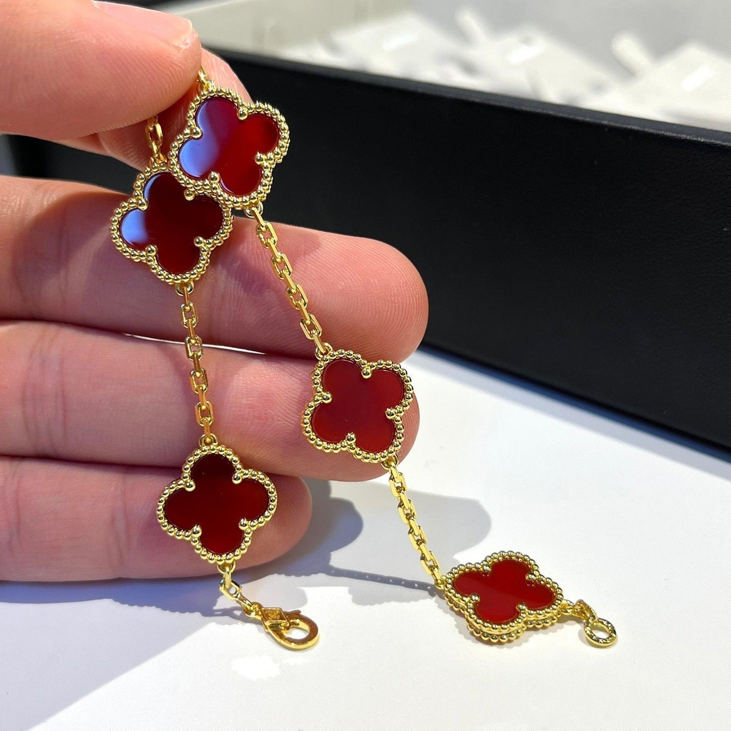 ˇGilded EraˇCLOVER 5 MOTIFS RED AGATE  BRACELET