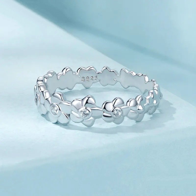 [STREET]Flower Ring Paved with Cubic Zirconia Statement Band Ring