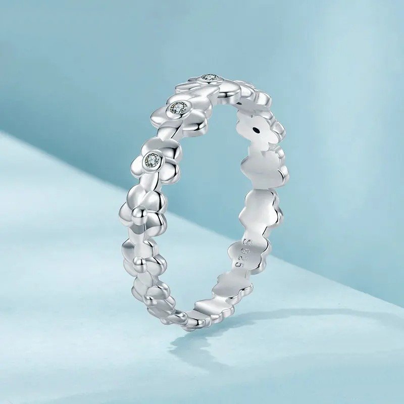 [STREET]Flower Ring Paved with Cubic Zirconia Statement Band Ring