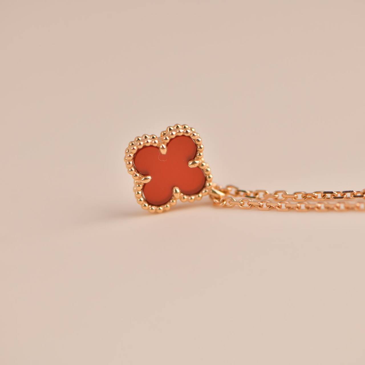 ˇGilded EraˇCLOVER MINI 9.5MM WHITE CARNELIANS NECKLACE