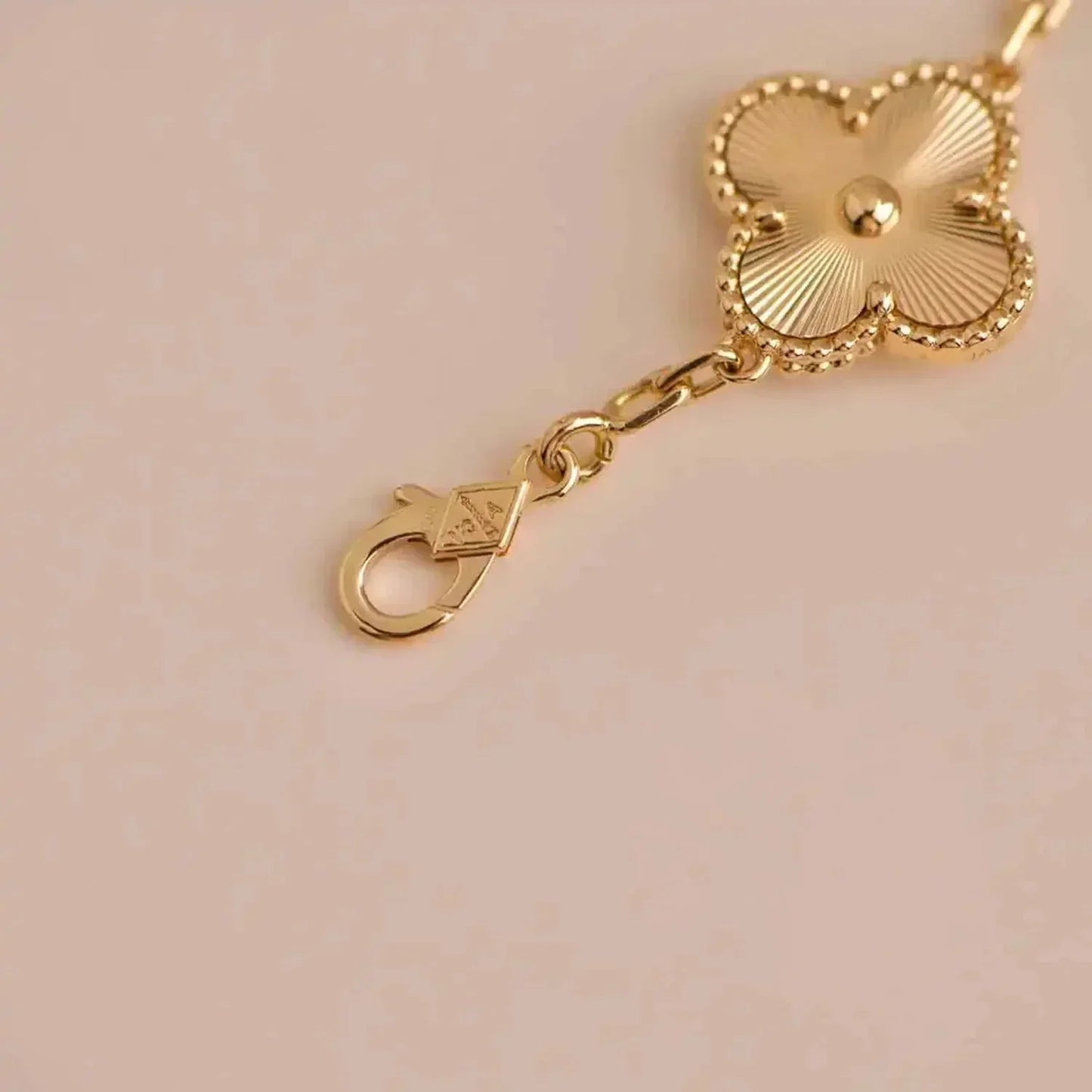ˇGilded EraˇCLOVER 5 FLOWERS LASER BRACELET
