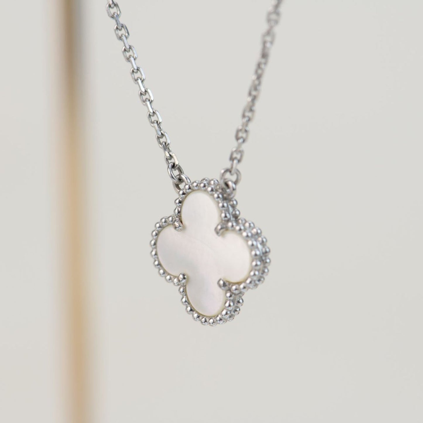 ˇGilded EraˇCLOVER  15MM WHITE MOTHER-OF-PEARL SILVER