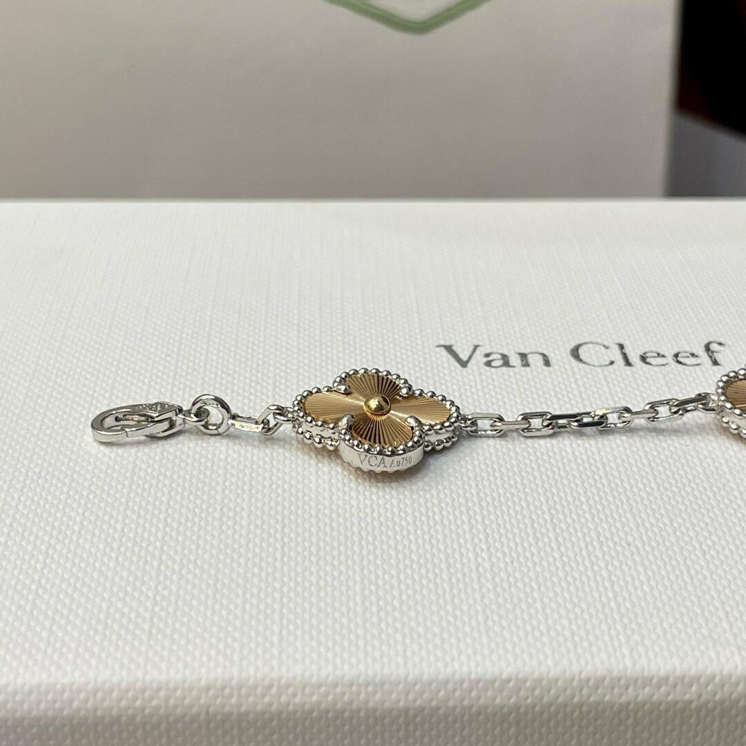 ˇGilded EraˇCLOVER  5 MOTIFS  CHRISTMAS LIMITED EDITION BRACELET
