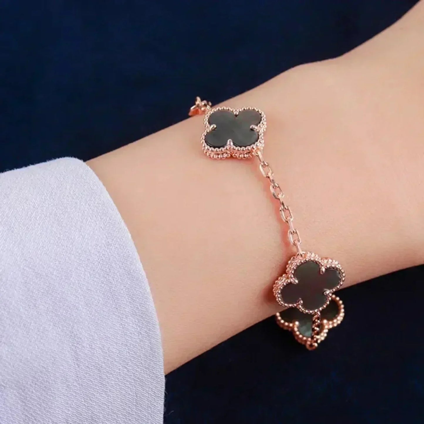 ˇGilded EraˇCLOVER 5 MOTIF GRAY MOP  BRACELET