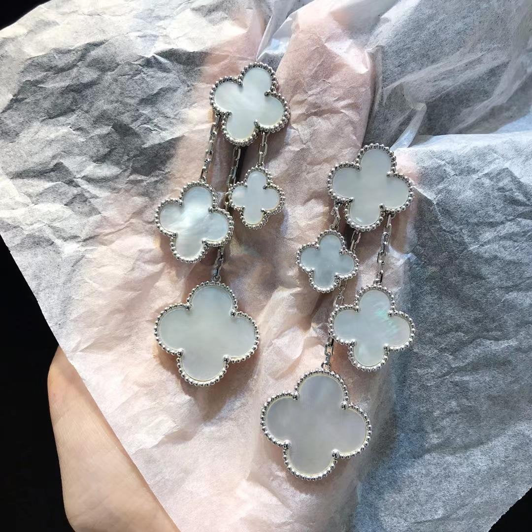 ˇGilded EraˇCLOVER EARRINGS WHITE MOP 4 MOTIFS SILVER