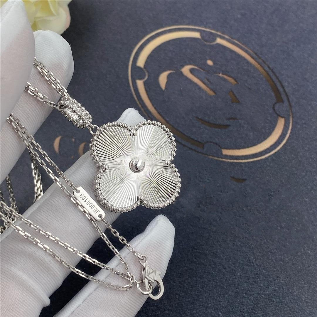 ˇGilded EraˇCLOVER 25MM SILVER BIG CLOVER NECKLACE