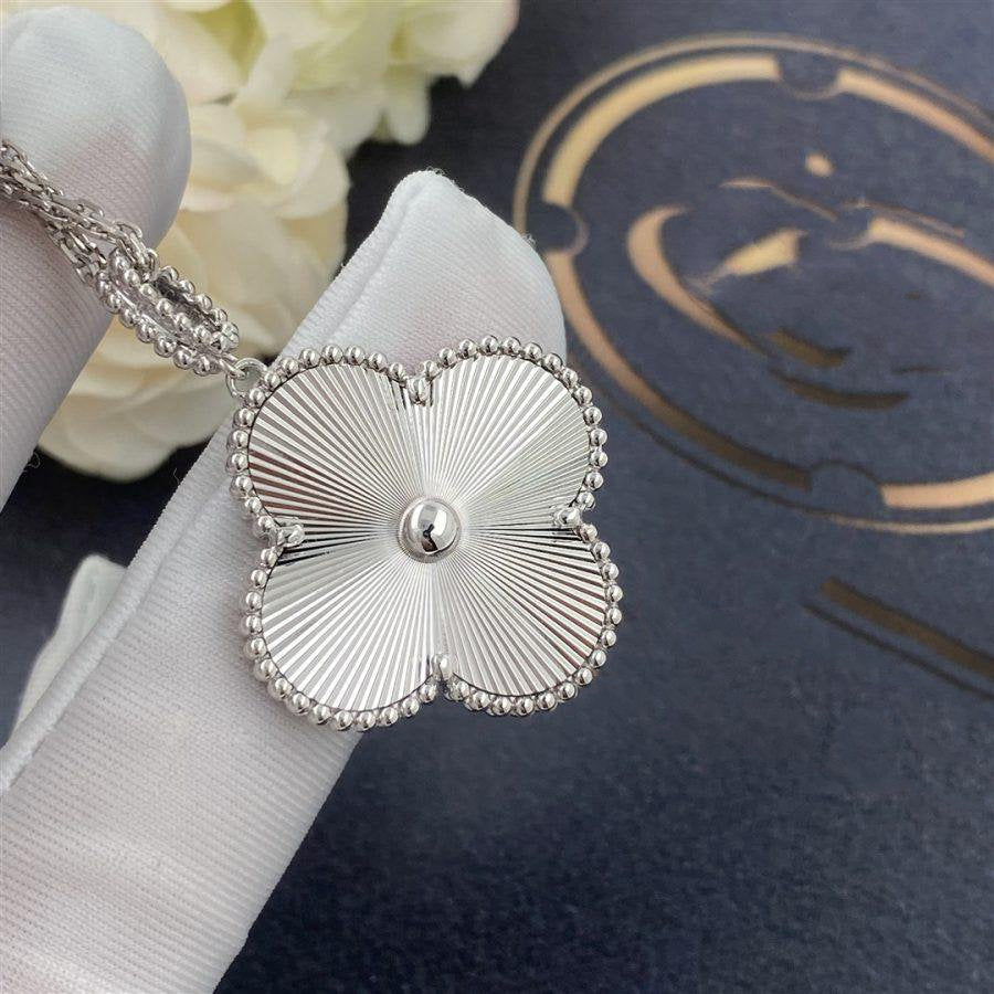 ˇGilded EraˇCLOVER 25MM SILVER BIG CLOVER NECKLACE