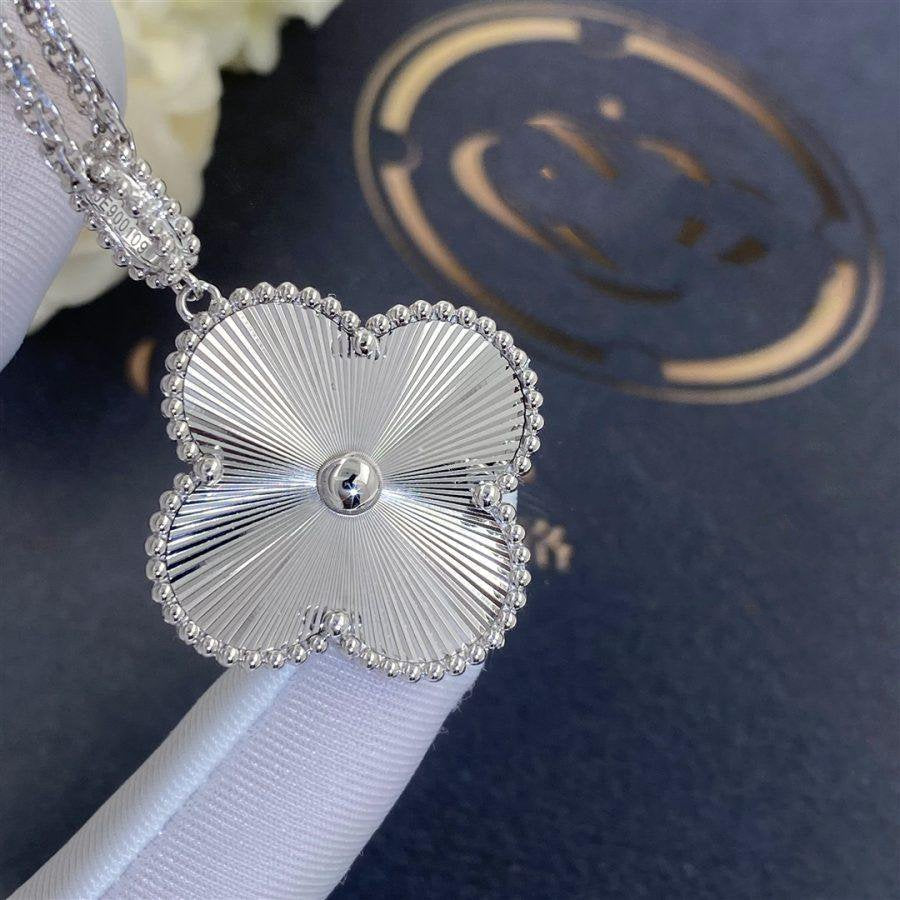 ˇGilded EraˇCLOVER 25MM SILVER BIG CLOVER NECKLACE