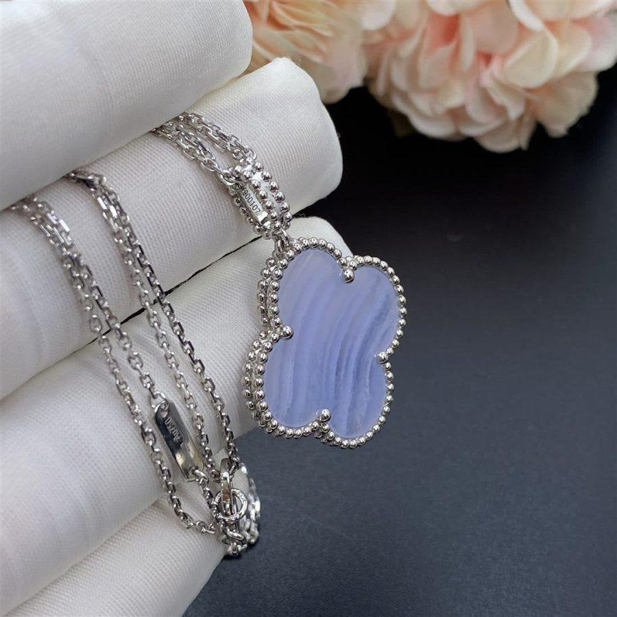 ˇGilded EraˇCLOVER SILVER CHALCEDONY BIG CLOVER NECKLACE