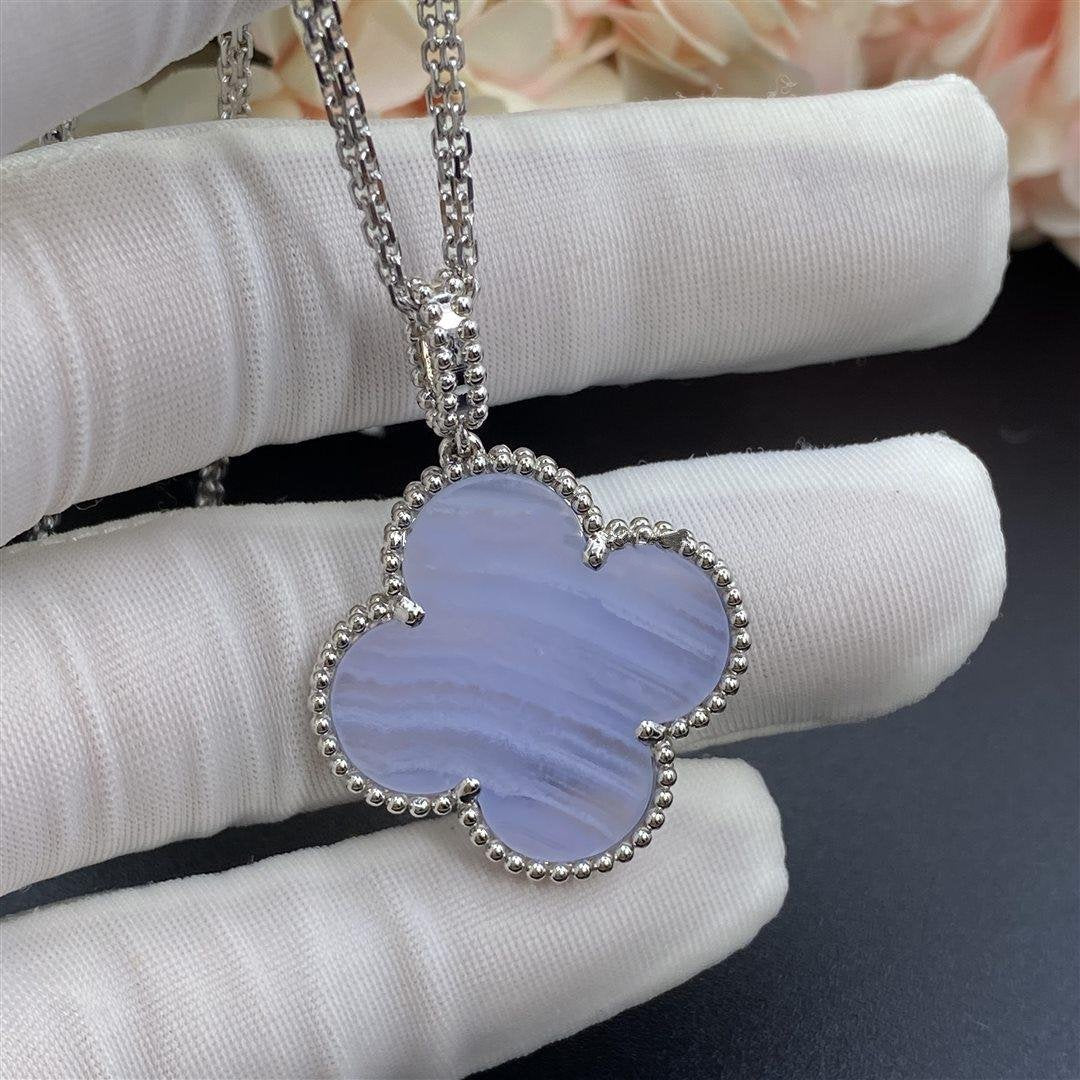 ˇGilded EraˇCLOVER SILVER CHALCEDONY BIG CLOVER NECKLACE