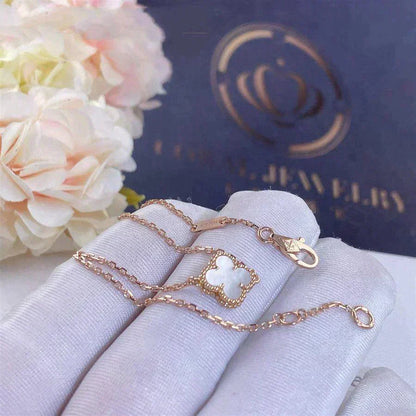 ˇGilded EraˇCLOVER WHITE MOP SINGLE FLOWER BRACELET
