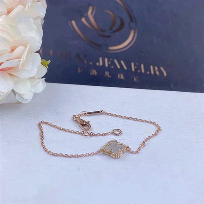 ˇGilded EraˇCLOVER WHITE MOP SINGLE FLOWER BRACELET