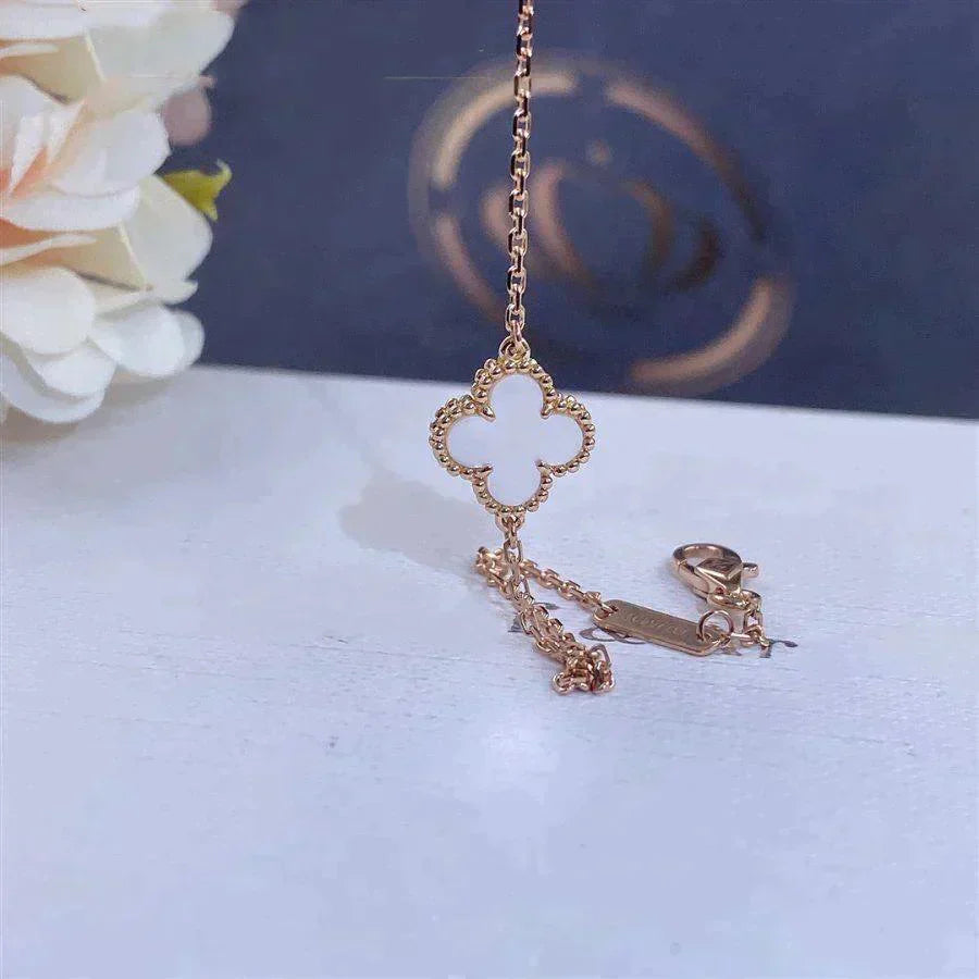 ˇGilded EraˇCLOVER WHITE MOP SINGLE FLOWER BRACELET