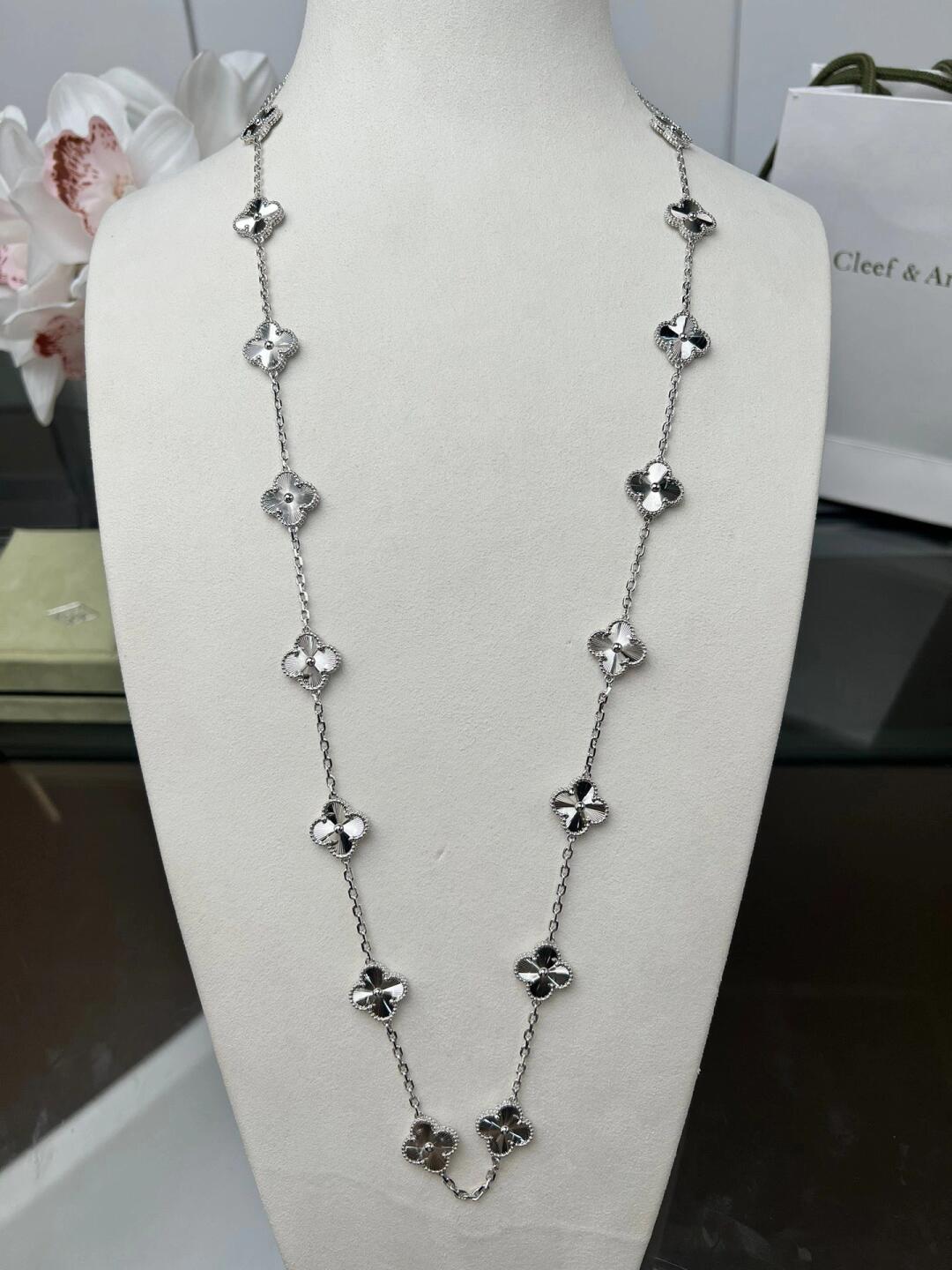 ˇGilded EraˇCLOVER 20 MOTIFS  LASER SILVER