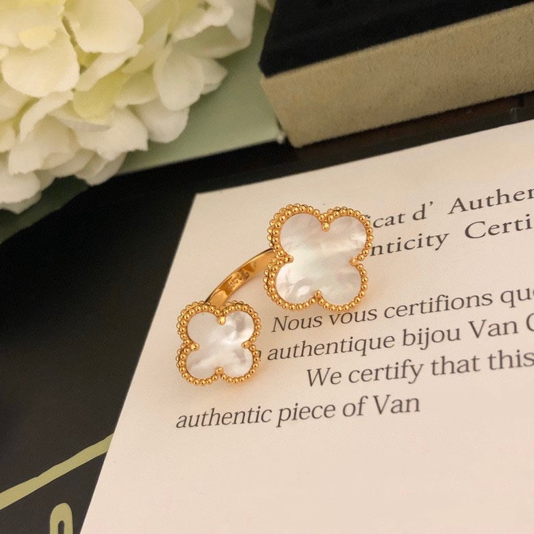 ˇGilded EraˇCLOVER BETWEEN THE FINGER RING