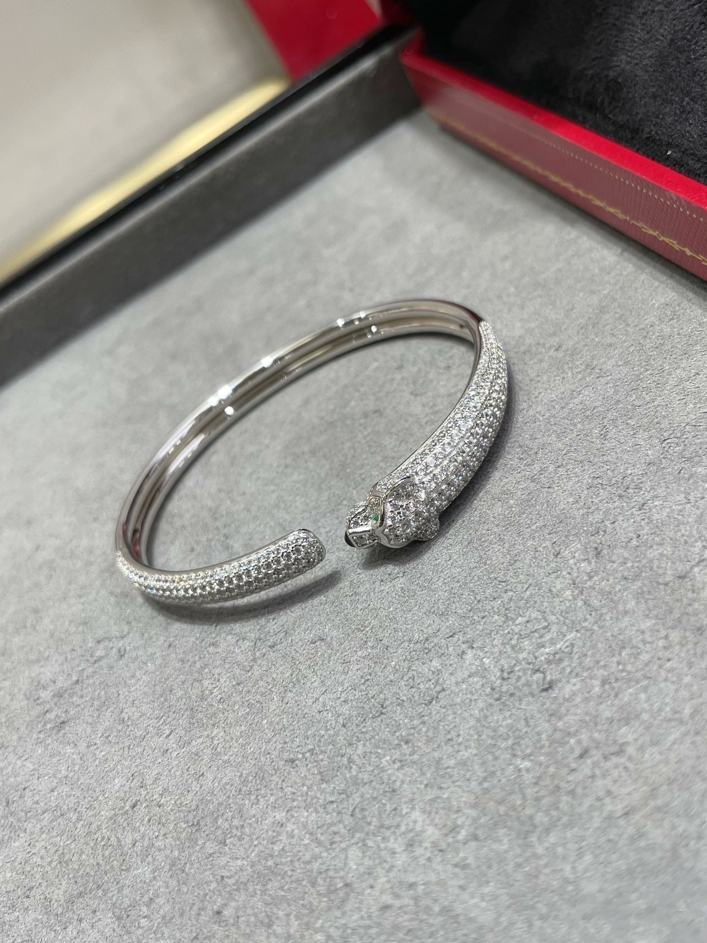 ˇGilded EraˇPANTHERE FULL DIAMOND OPEN BRACELET