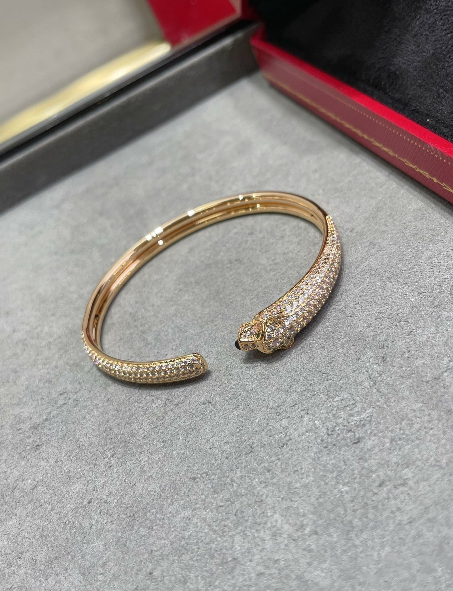 ˇGilded EraˇPANTHERE FULL DIAMOND OPEN BRACELET