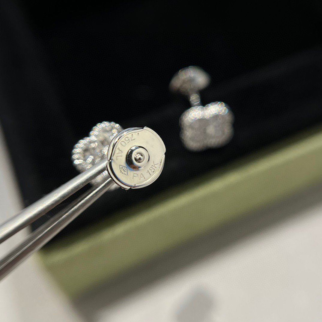 ˇGilded EraˇCLOVER MINI DIAMOND STUD EARRINGS