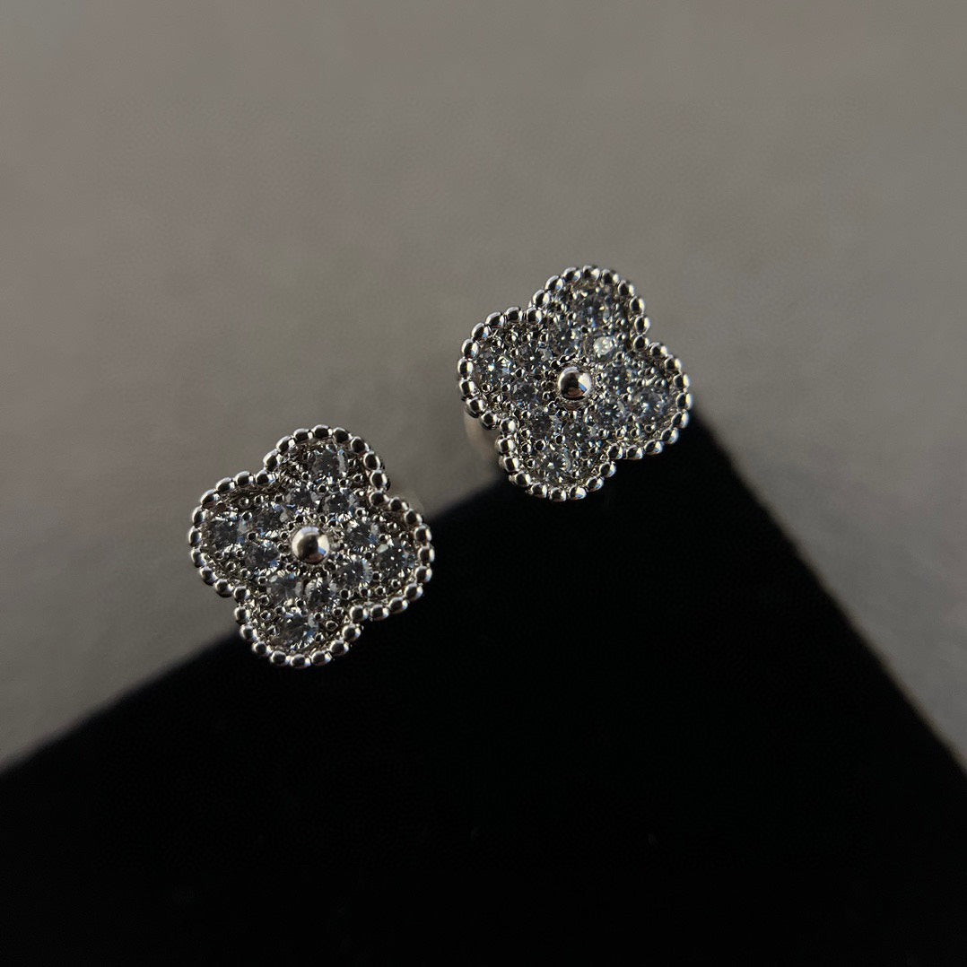 ˇGilded EraˇCLOVER MINI DIAMOND STUD EARRINGS