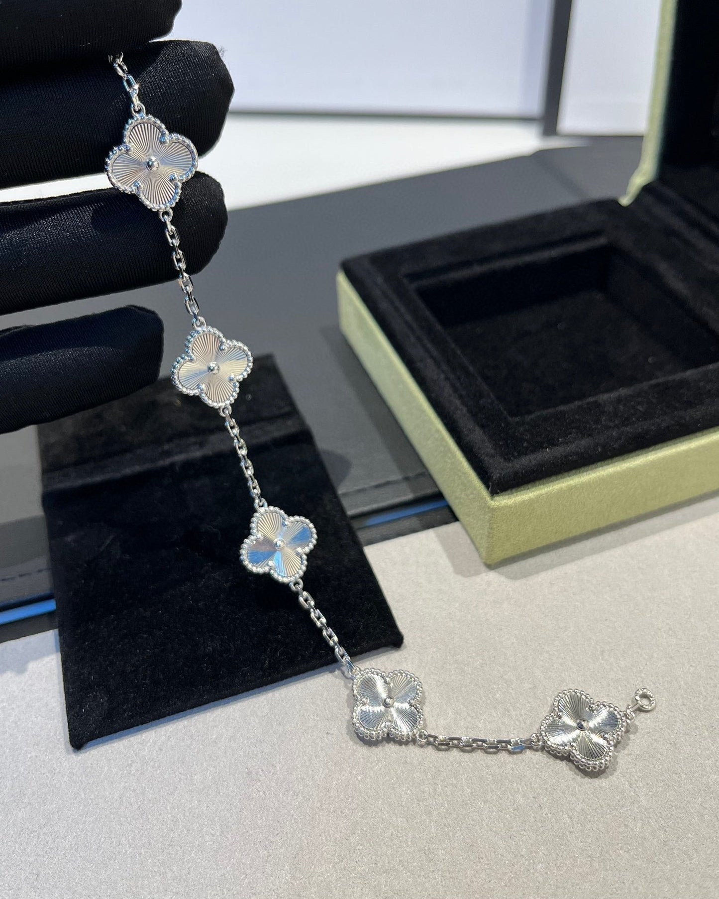 ˇGilded EraˇCLOVER SILVER 5 MOTIFS BRACELET