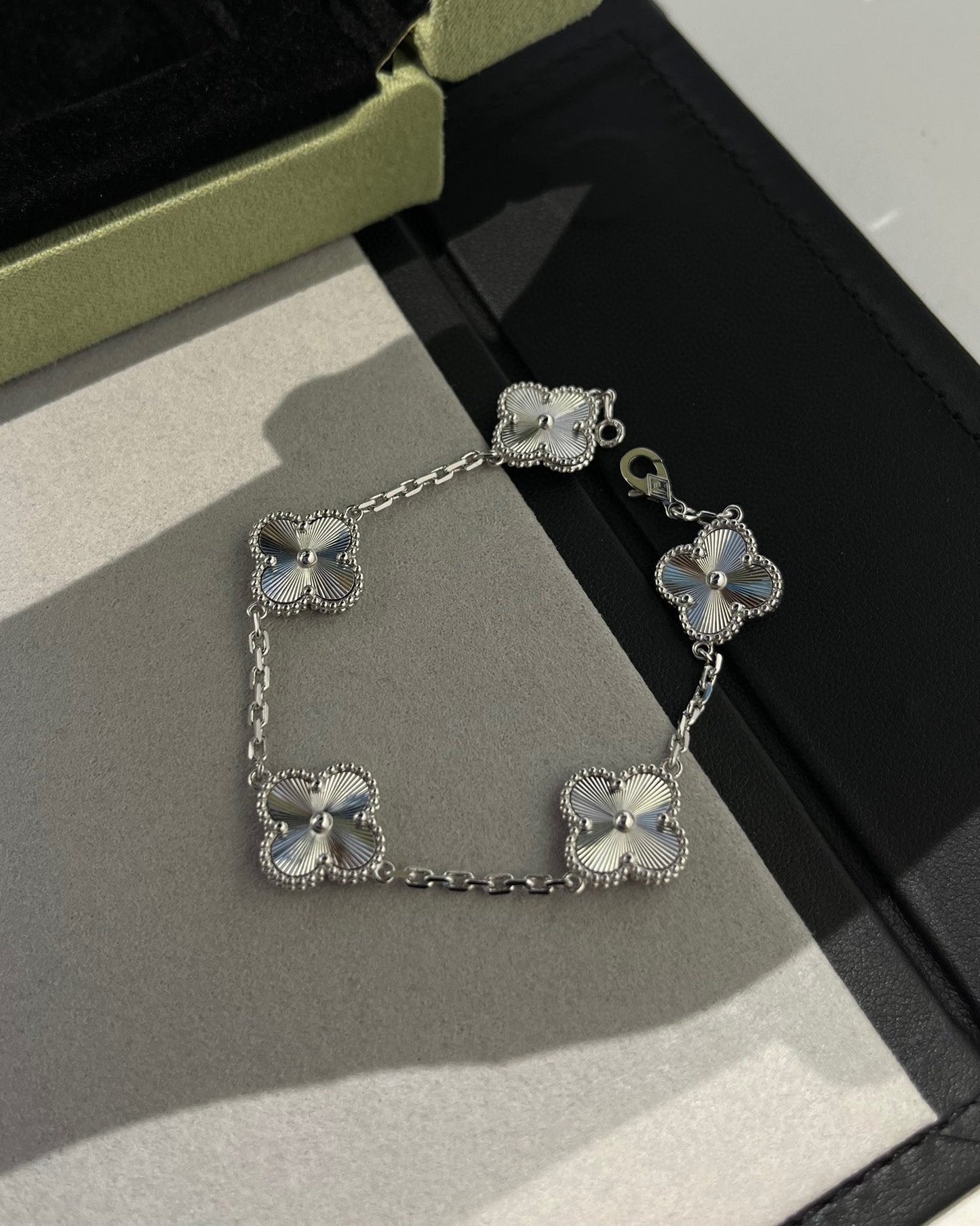 ˇGilded EraˇCLOVER SILVER 5 MOTIFS BRACELET