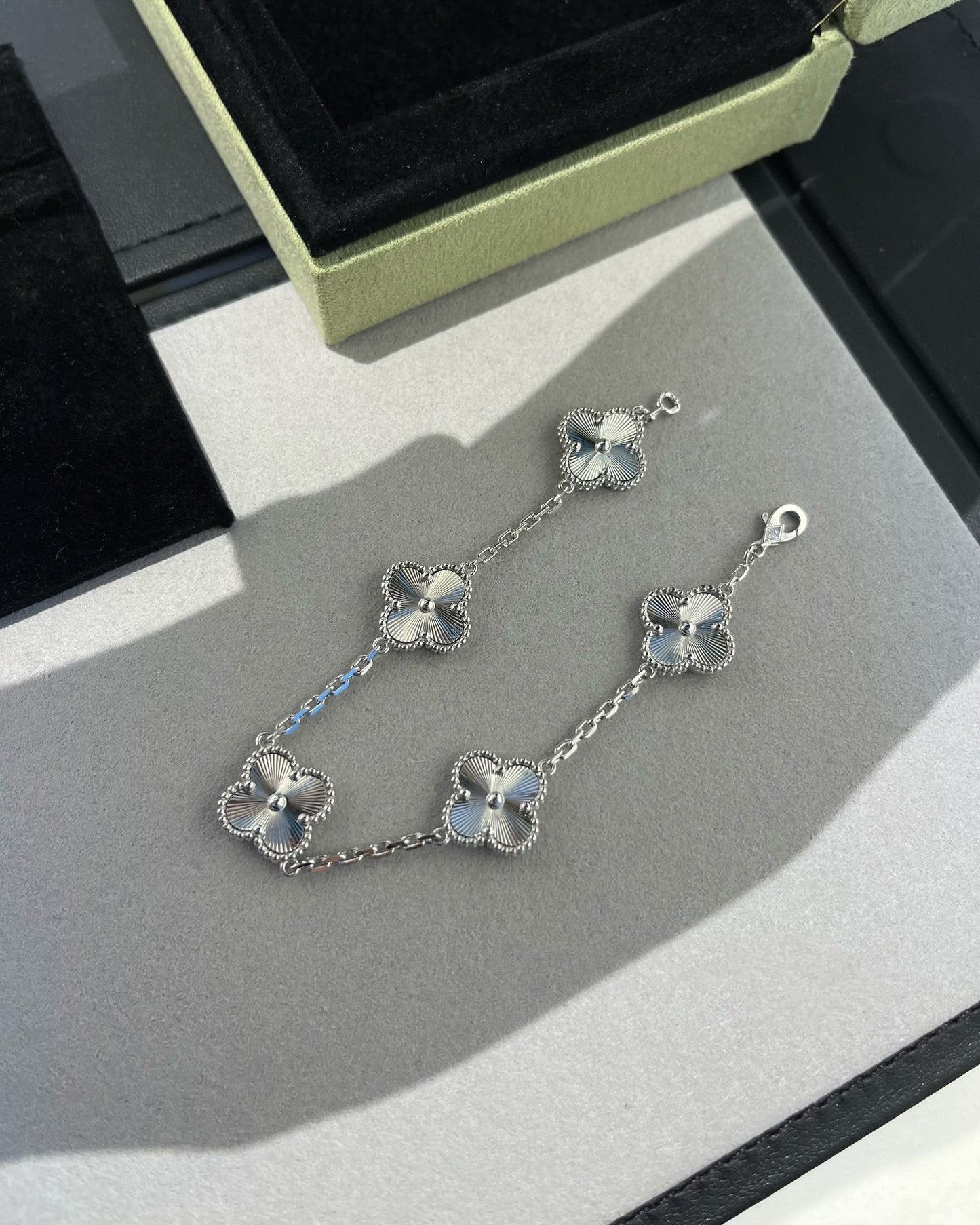ˇGilded EraˇCLOVER SILVER 5 MOTIFS BRACELET
